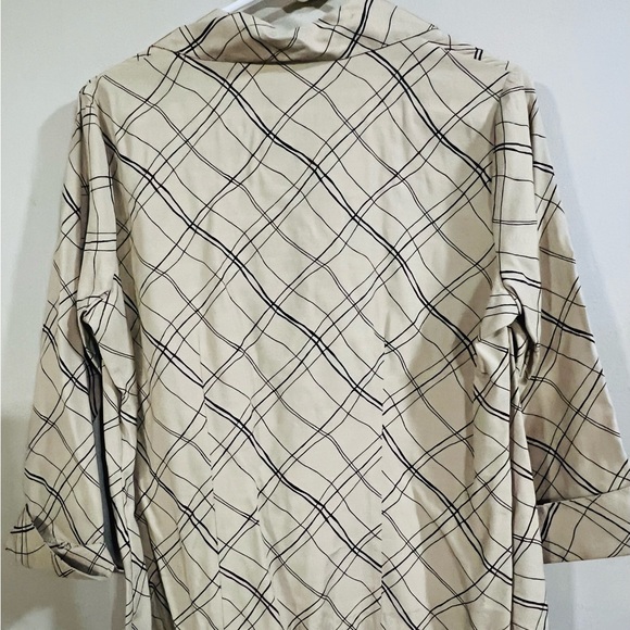 Dressbarn Womens Tan Striped Roll Tab 3/4 Sleeves Button Shirt SMALL Vneck - Picture 2 of 4